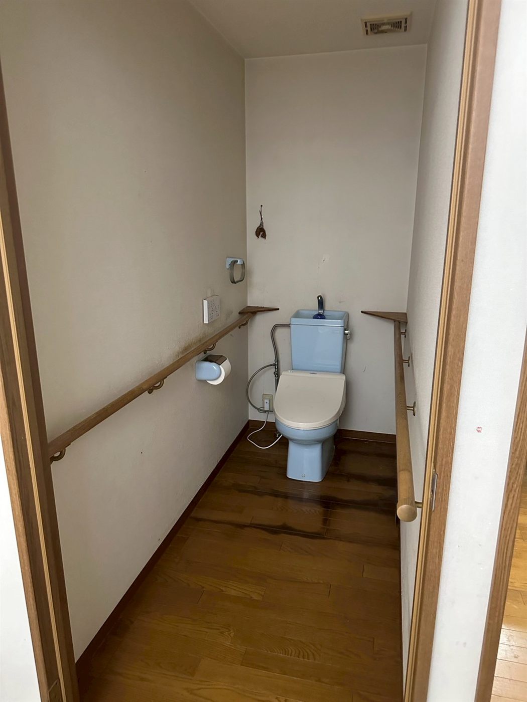 施工前：漏水で床が傷んだマンションのトイレ