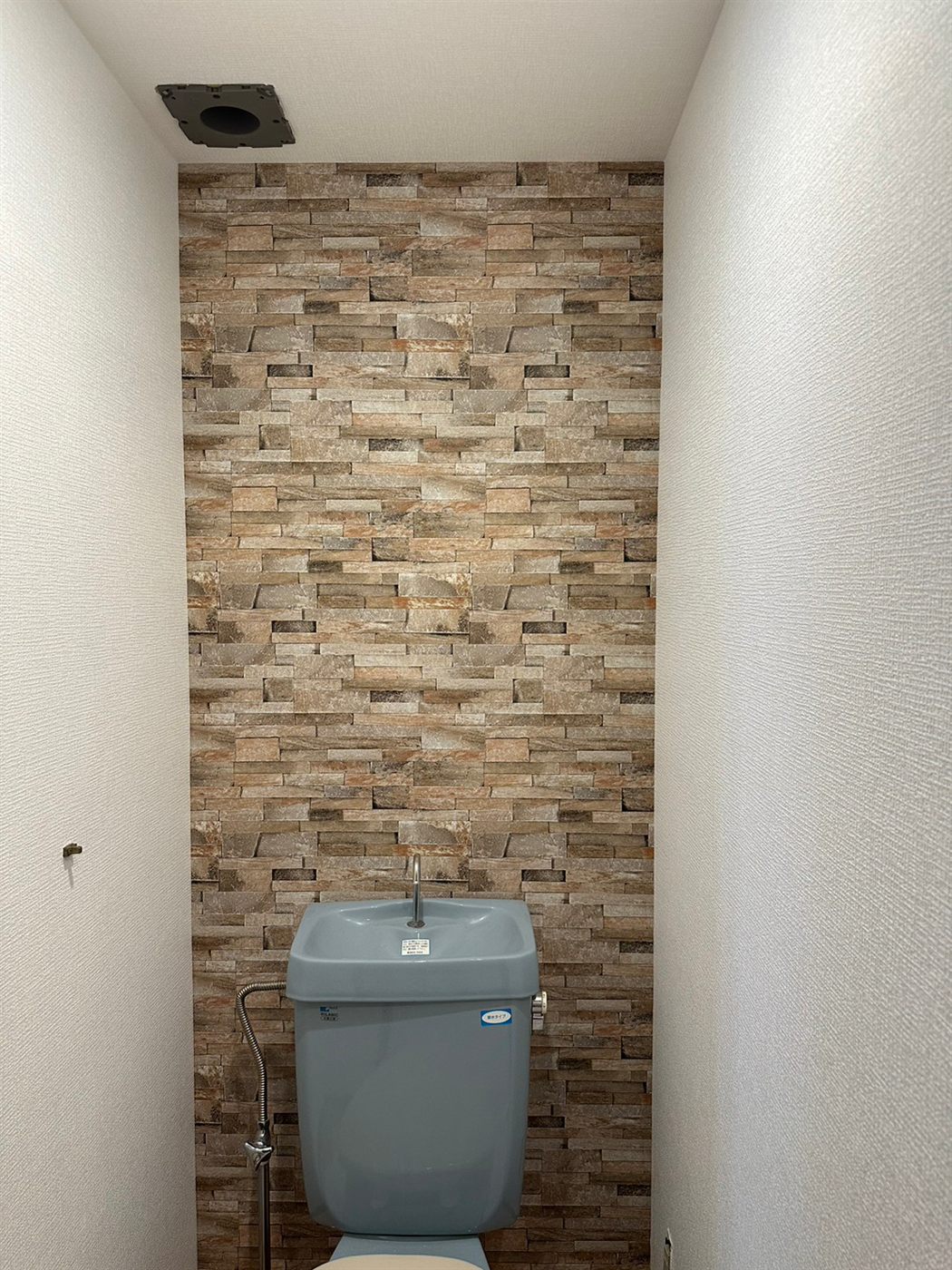 レンガ調の壁紙をアクセントにしたトイレ